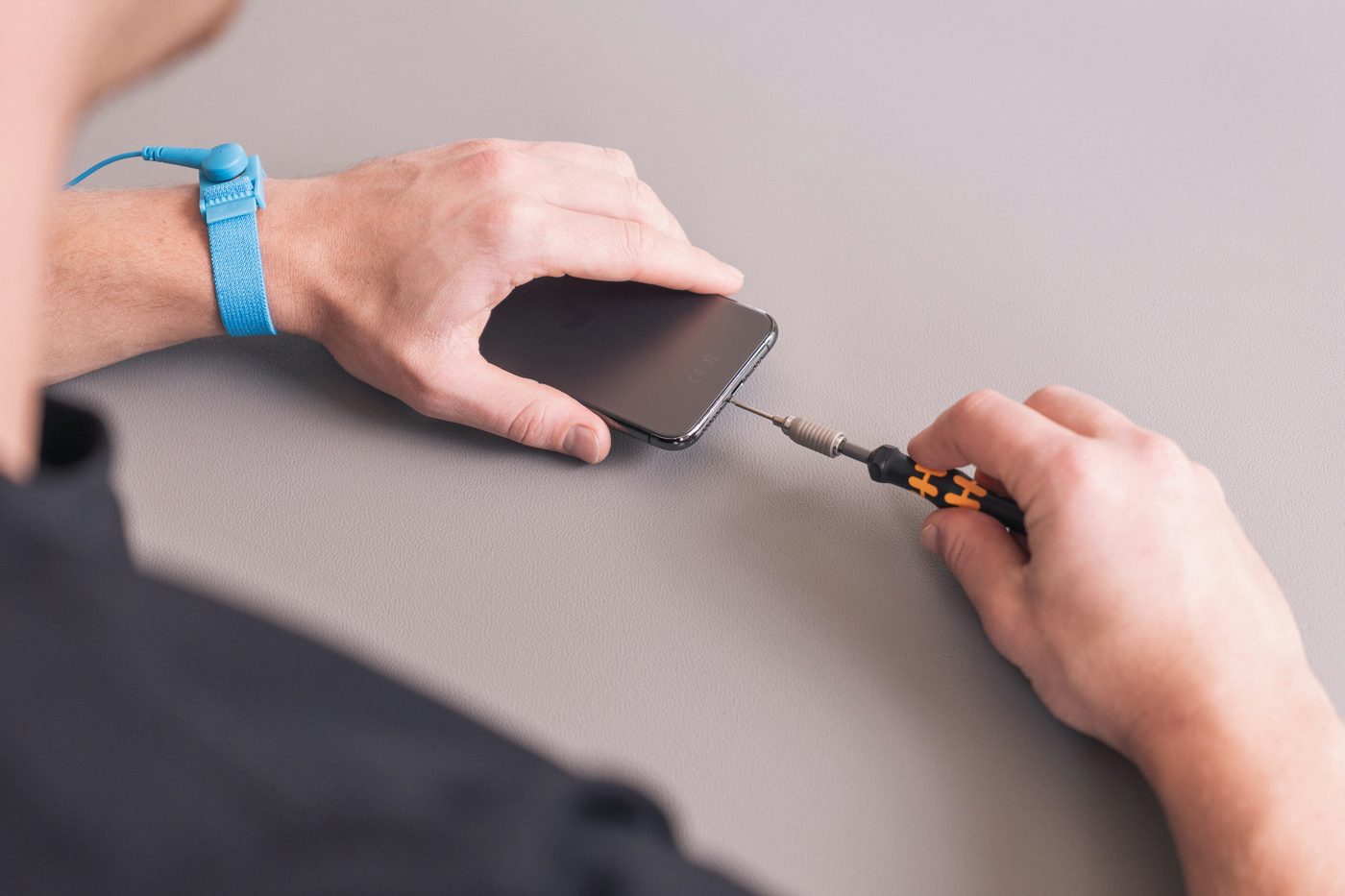 Curso microsoldadura — manejo con pulsera antiestática