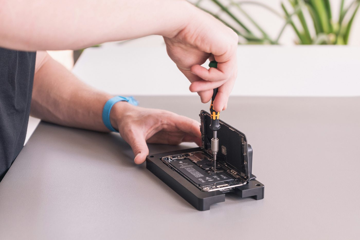 Curso reparación tablet y móviles — placa base sobre fixture